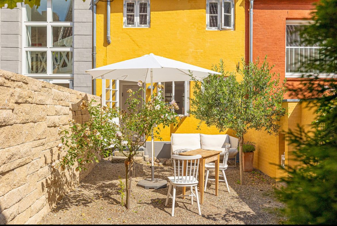 Idyllic Old Building Dream With Garden - 12