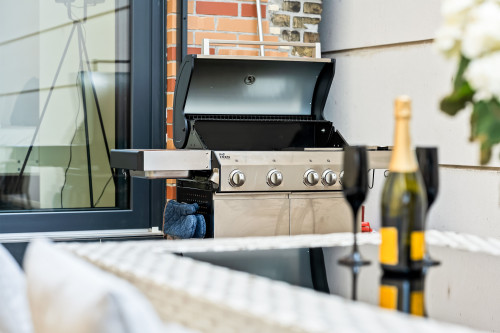 LiT LiVING: LuxusLoft | Box SprIng | Air Con | BBQ