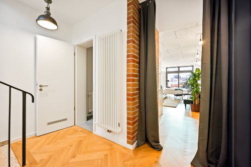 LiT LiVING: LuxusLoft | Box SprIng | Air Con | BBQ