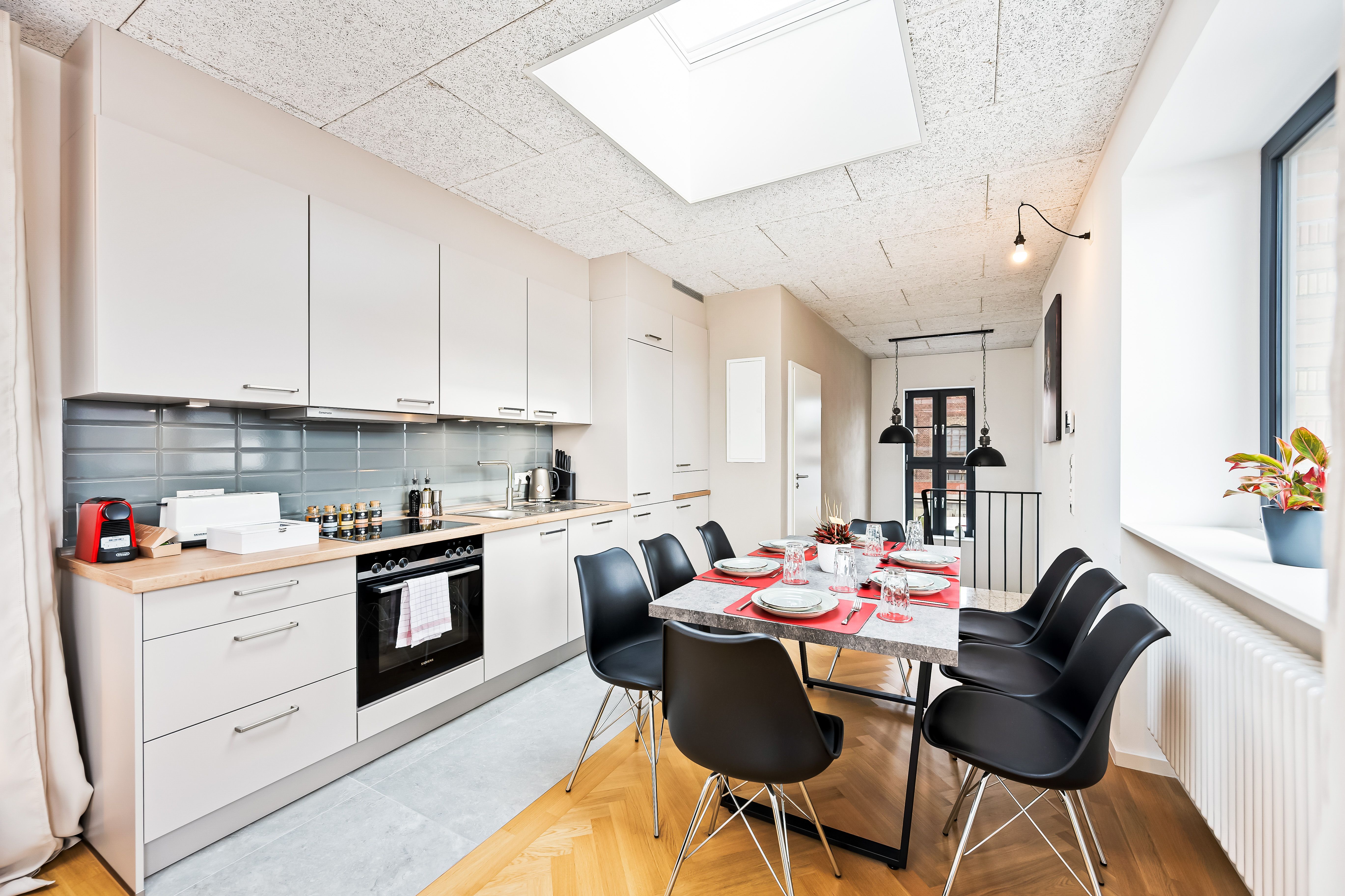 LiT LiVING: LuxusLoft | Box SprIng | Air Con | BBQ - 23