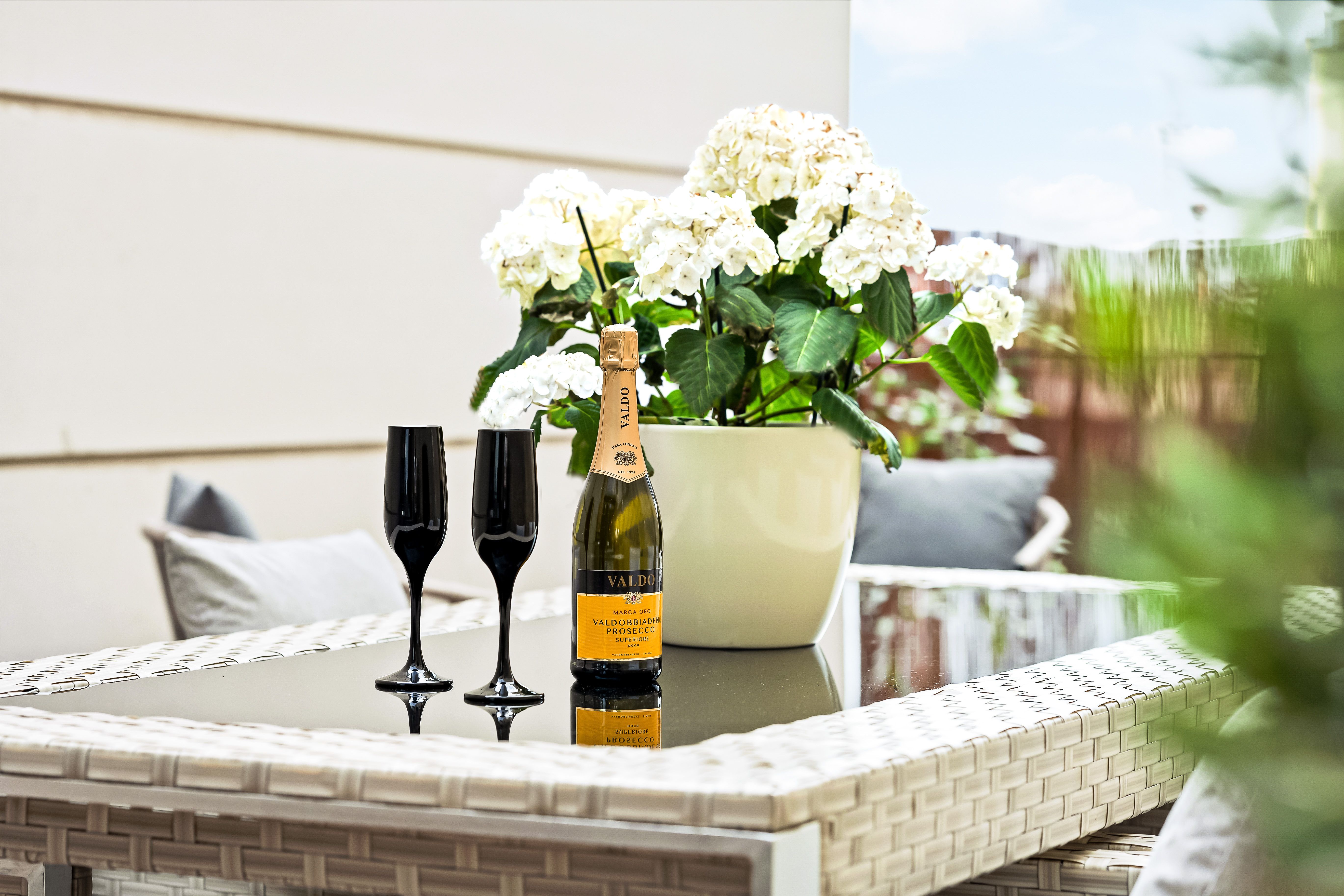 LiT LiVING: LuxusLoft | Box SprIng | Air Con | BBQ - 15