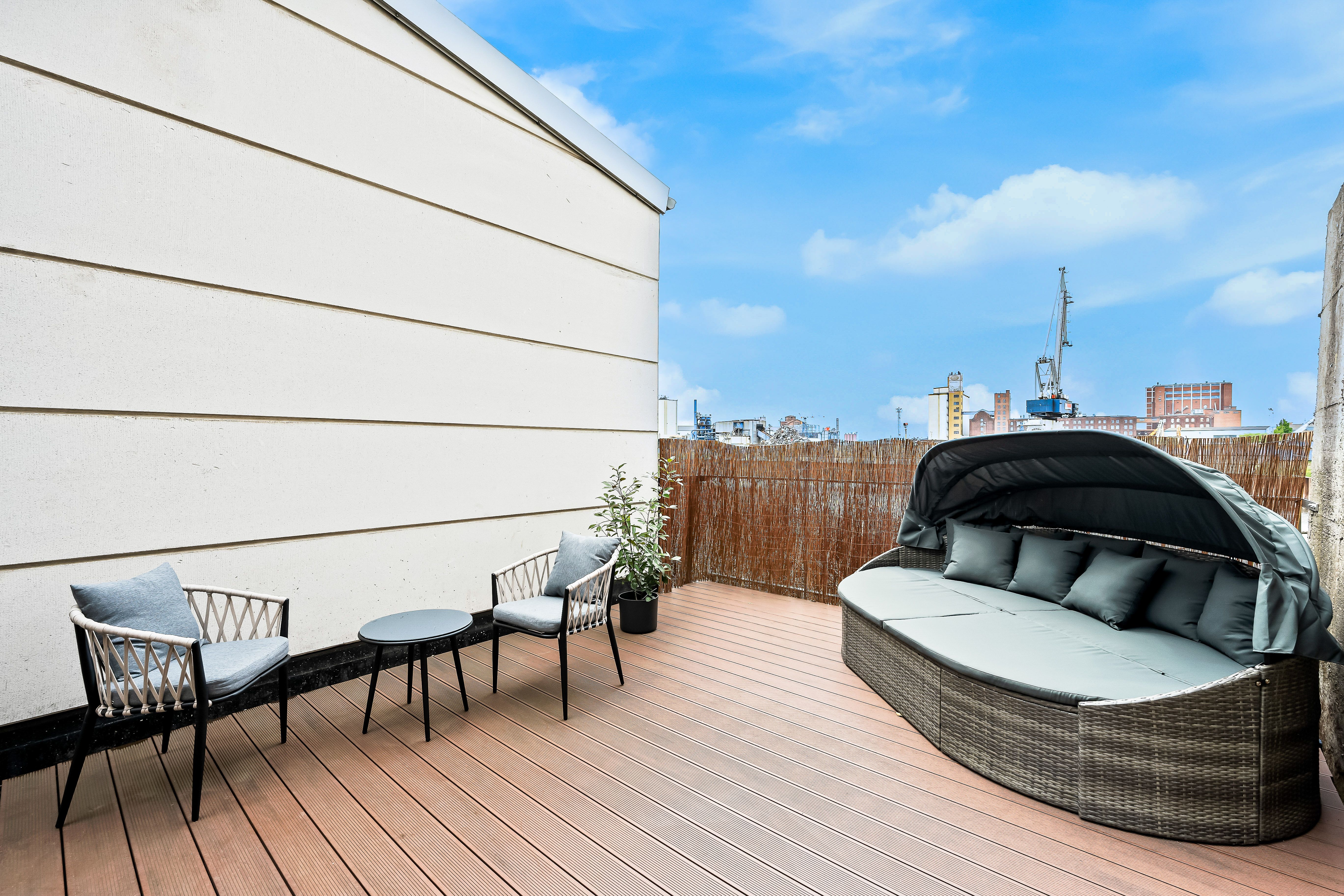 LiT LiVING: LuxusLoft | Box SprIng | Air Con | BBQ - 25