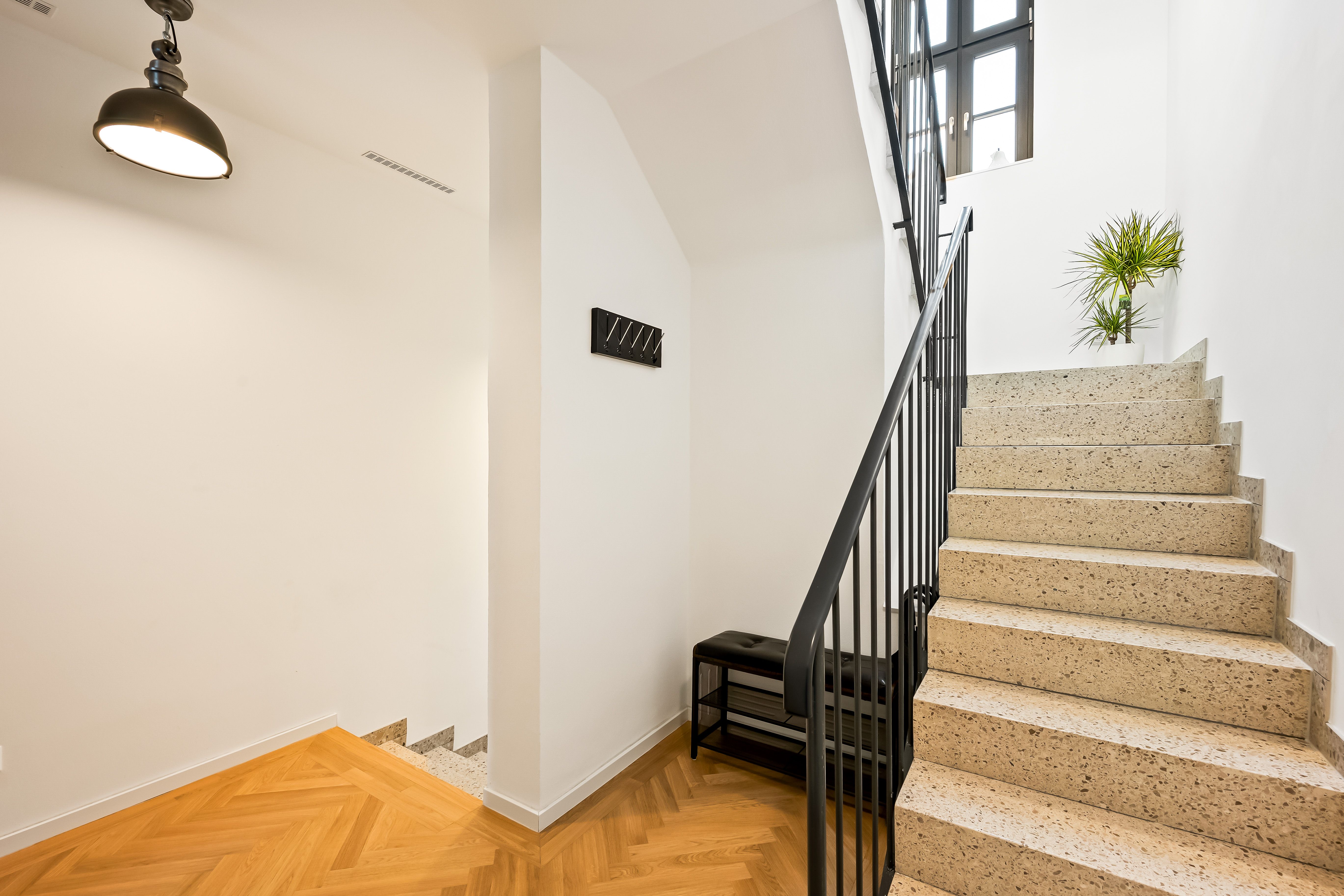 LiT LiVING: LuxusLoft | Box SprIng | Air Con | BBQ - 9