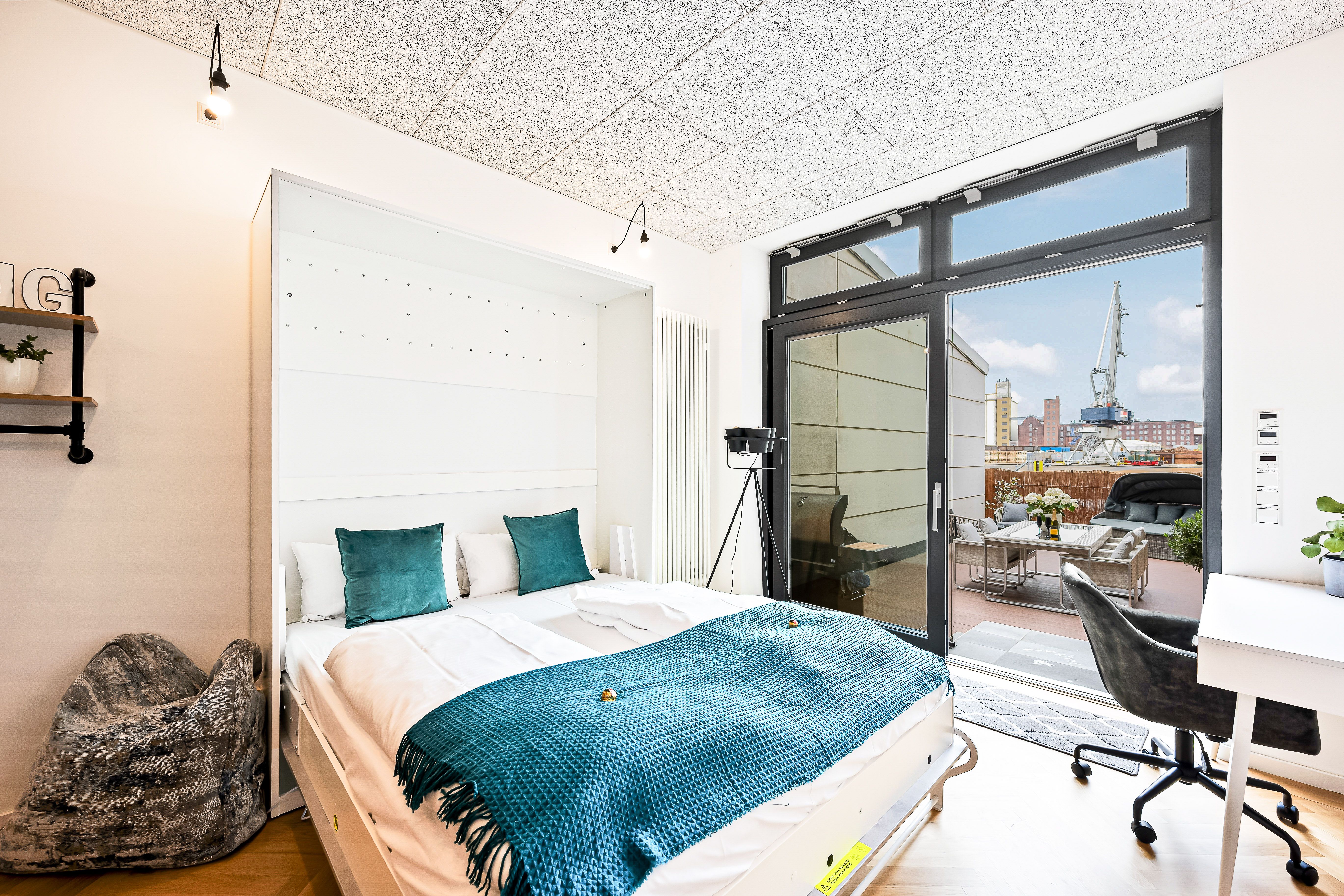 LiT LiVING: LuxusLoft | Box SprIng | Air Con | BBQ - 32