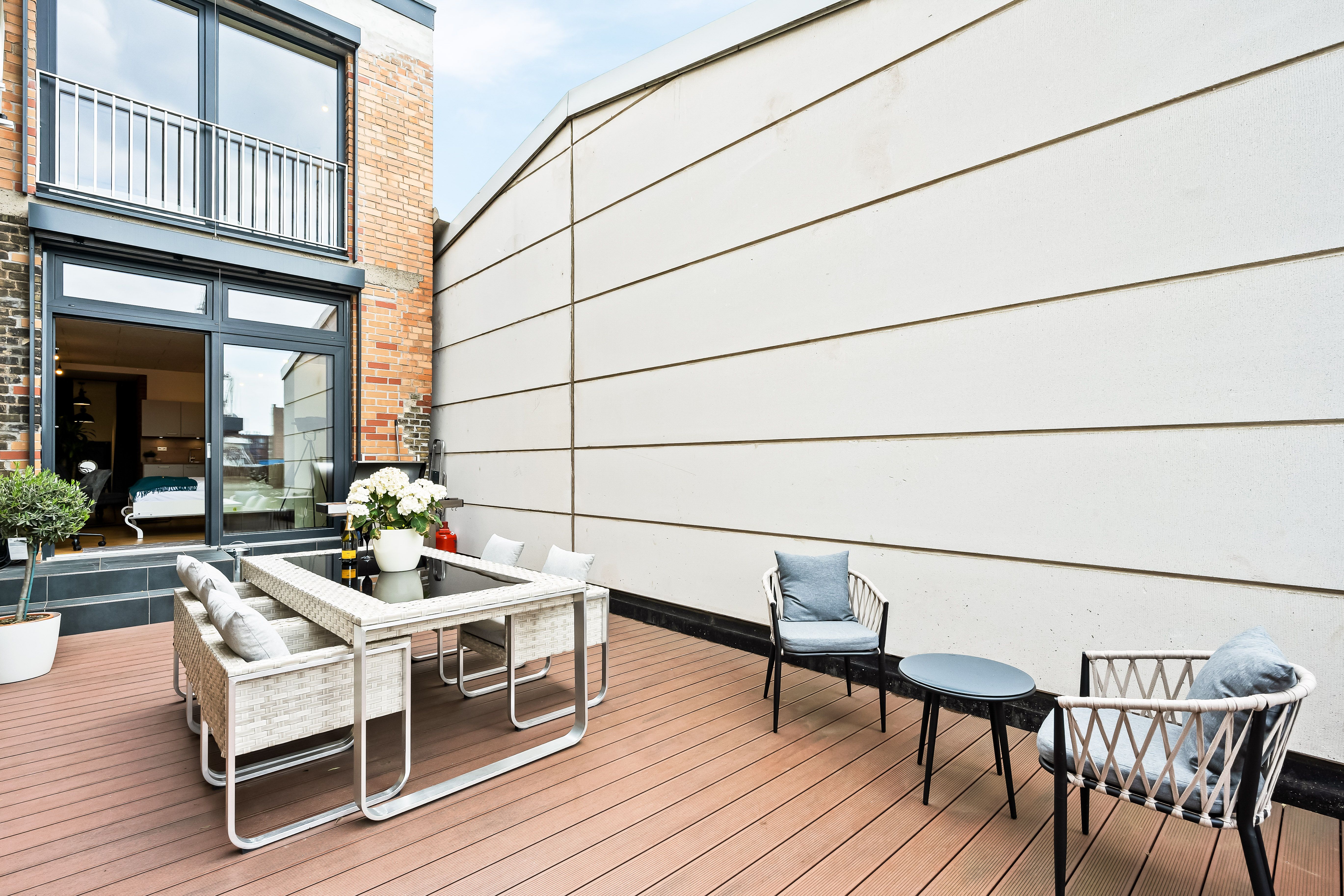 LiT LiVING: LuxusLoft | Box SprIng | Air Con | BBQ - 26