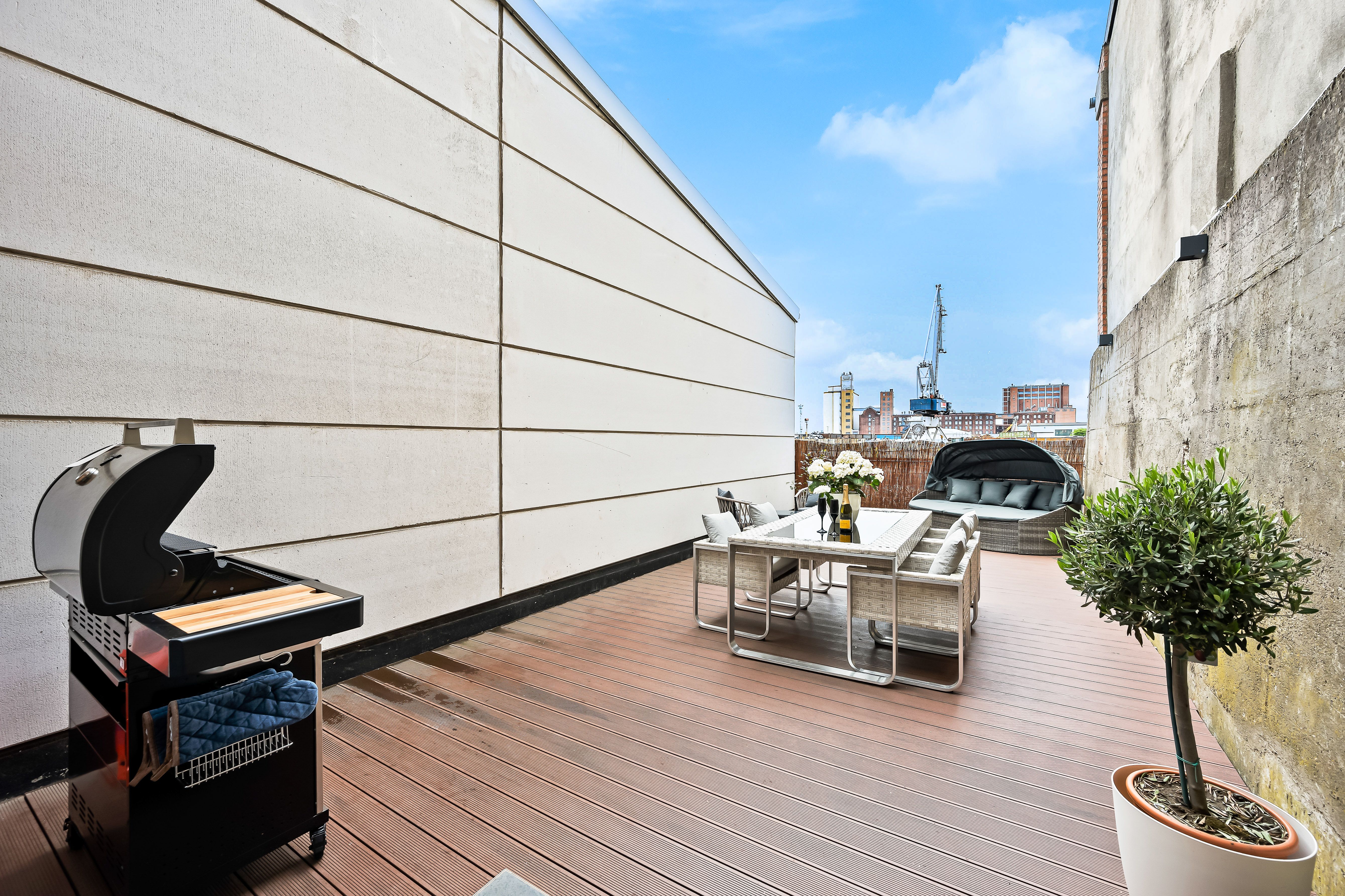 LiT LiVING: LuxusLoft | Box SprIng | Air Con | BBQ - 27