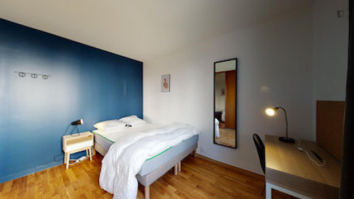 Nice double bedroom in Montigny-le-Bretonneux