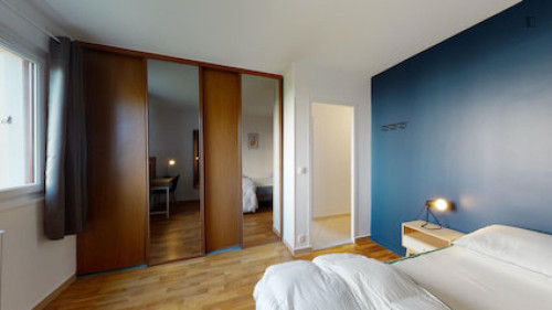 Nice double bedroom in Montigny-le-Bretonneux