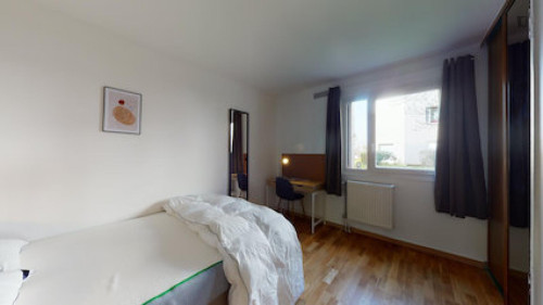 Nice double bedroom in Montigny-le-Bretonneux