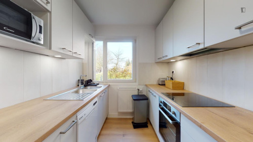 Nice double bedroom in Montigny-le-Bretonneux