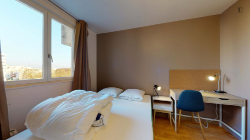 Neat double bedroom in Montigny-le-Bretonneux