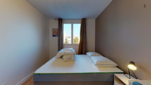 Neat double bedroom in Montigny-le-Bretonneux