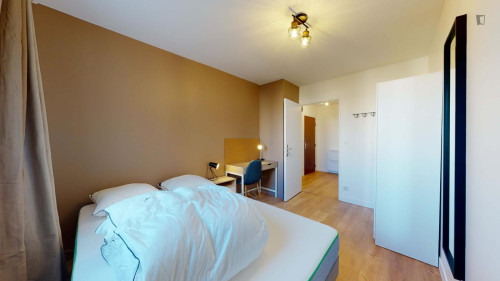 Neat double bedroom in Montigny-le-Bretonneux