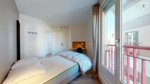 Double bedroom in a student flat, in Montigny-le-Bretonneux