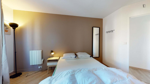 Double bedroom in a student flat, in Montigny-le-Bretonneux