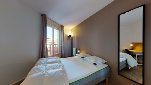 Double bedroom in a student flat, in Montigny-le-Bretonneux