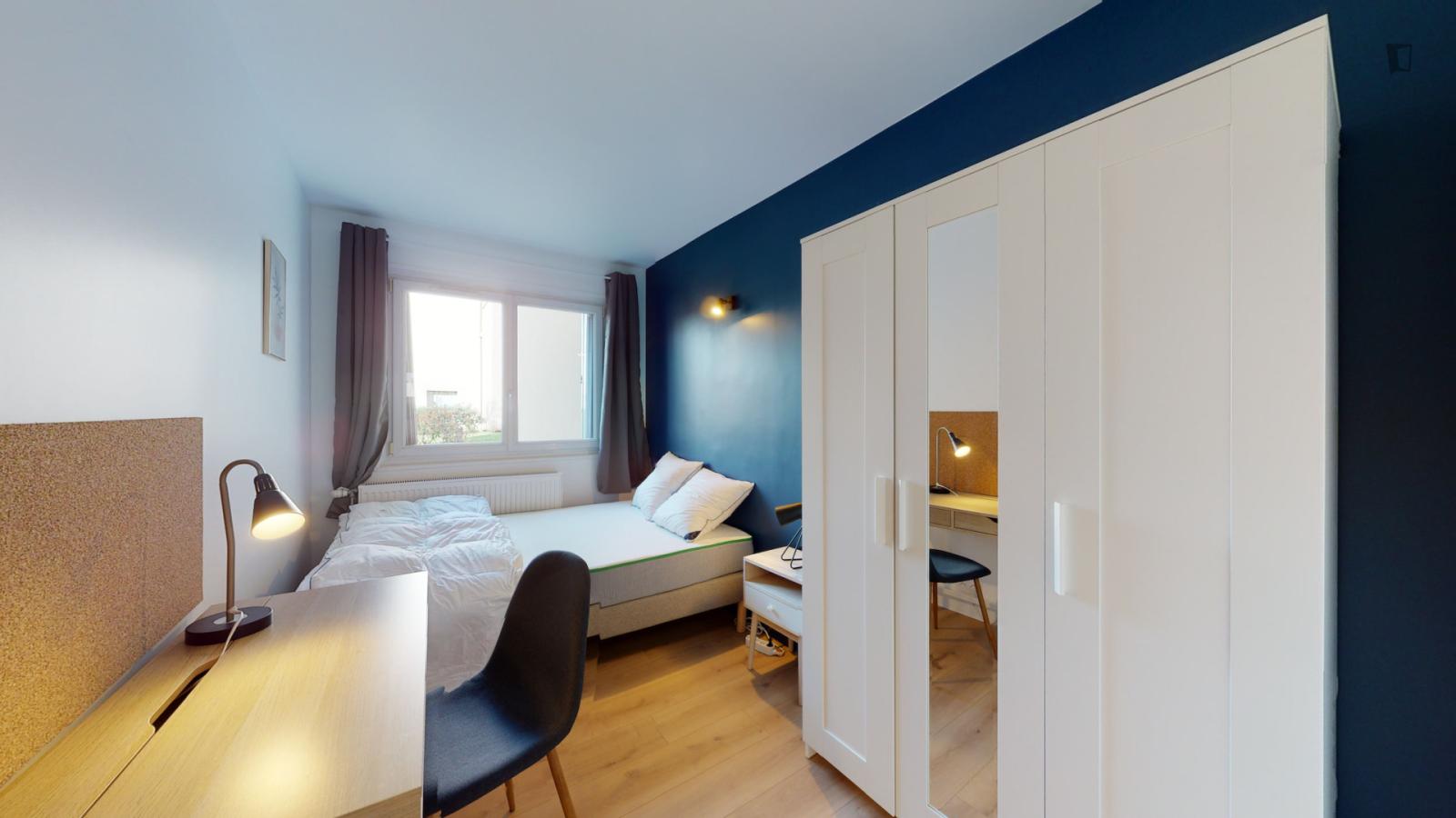 Neat Double Bedroom In Montigny-Le-Bretonneux - 1