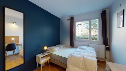 Snug double bedroom near the Saint-Quentin en-Yvelines train station