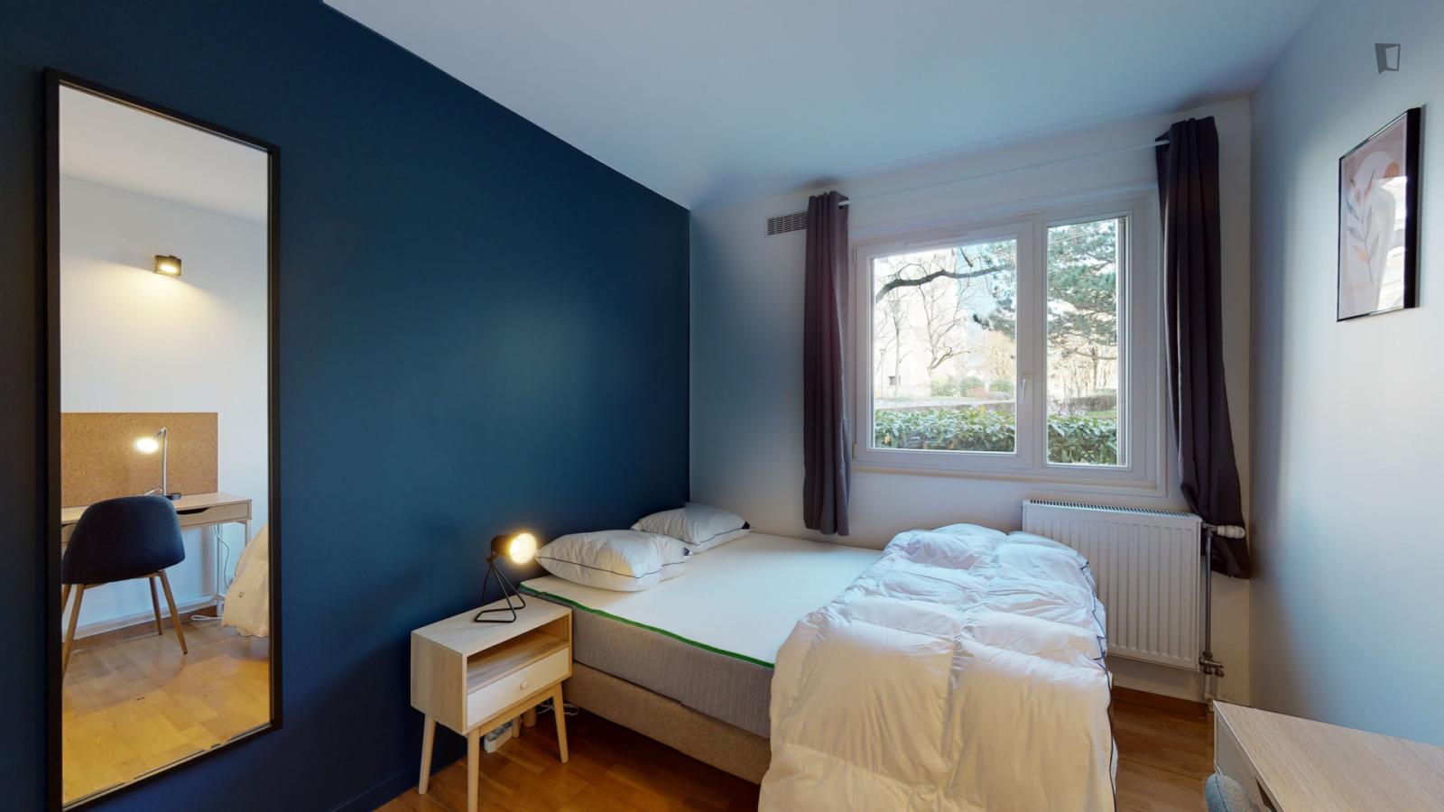 Snug Double Bedroom Near The Saint-Quentin En-Yvelines Train Station - Snug double bedroom near the Saint-Quentin en-Yvelines train station - Gallery - 1