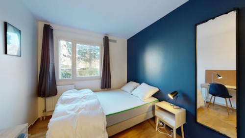 Bright double bedroom near the Saint-Quentin en-Yvelines train station