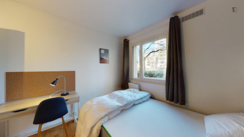 Bright double bedroom near the Saint-Quentin en-Yvelines train station