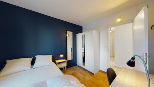 Bright double bedroom near the Saint-Quentin en-Yvelines train station