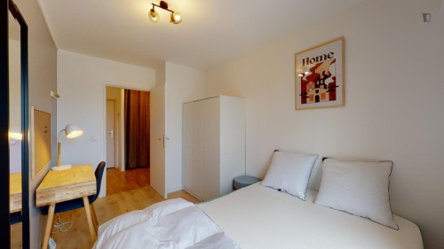 Excellent double bedroom in Montigny-le-Bretonneux