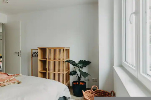 Modern, well-styled Apartment with Garage Parking