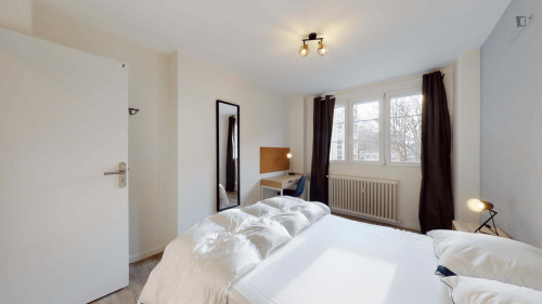 Bright double bedroom near the Grand Palais metro