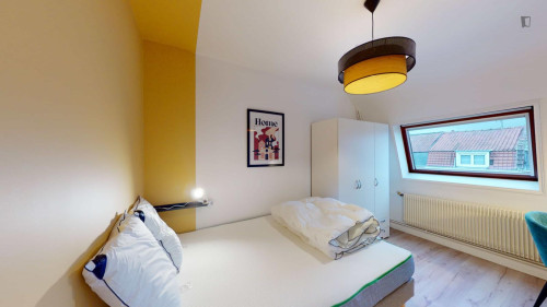 Welcoming double bedroom in Esquermes