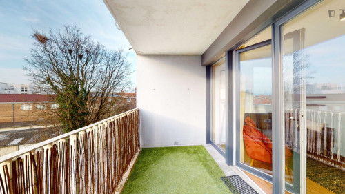 Lovely double bedroom near the Marbrerie metro