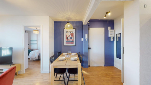 Very comfy double bedroom near the Grand Palais metro