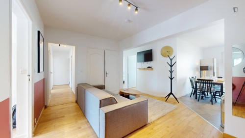 Interesting double bedroom in Monluc