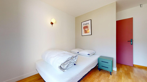 Airy double bedroom in Gratte Ciel