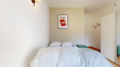 Airy double bedroom in Gratte Ciel