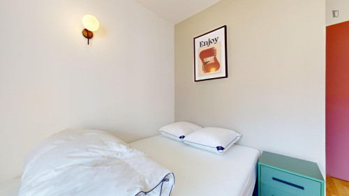 Airy double bedroom in Gratte Ciel