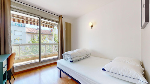 Airy double bedroom in Gratte Ciel