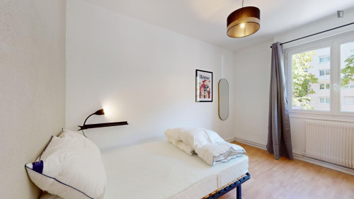 Snug double bedroom in Grand Clément