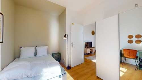 Bright double bedroom in Gratte Ciel