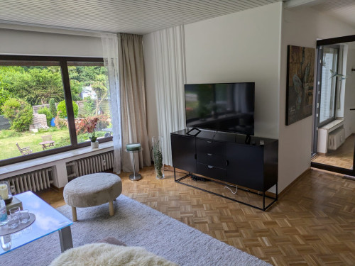 Frisch renovierte Erdgeschoss Wohnung in einem freistehenden Zweifamilienhaus