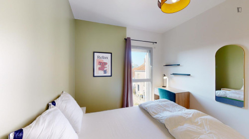 Snug double bedroom in Breil-Barberie