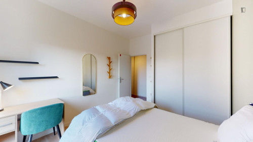 Snug double bedroom in Breil-Barberie