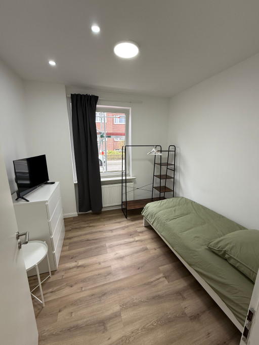 Three fully renovated 4-room apartments – fully furnished, first-time occupancy! Ideal for shared flats (WGs), workers, or students.