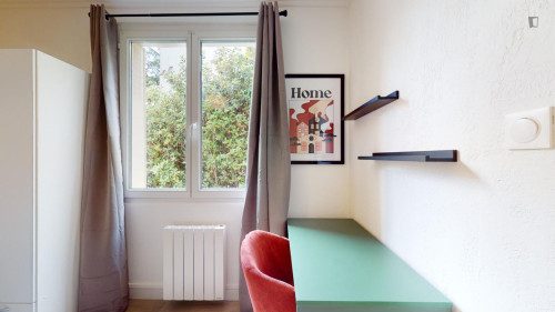 Homely double bedroom in Beaux Arts