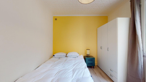 Homely double bedroom in Beaux Arts