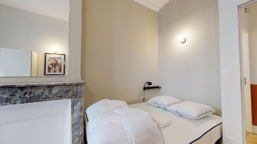 Comfy double bedroom near the Saint-Roch train station 
