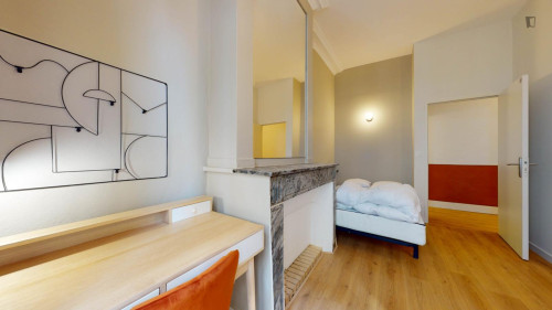 Comfy double bedroom near the Saint-Roch train station 