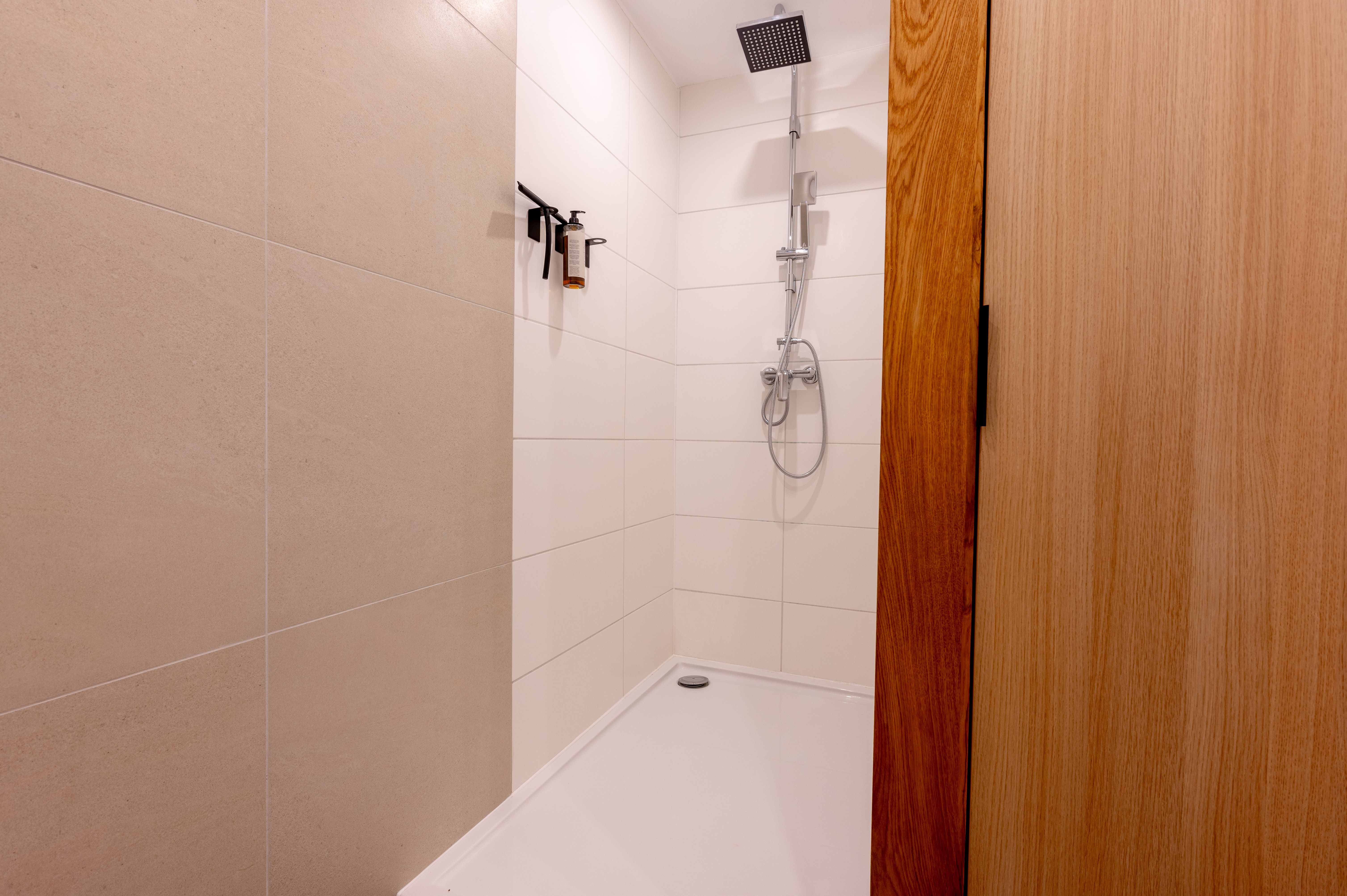 LiT LiVING: Luxury - Box Spring - Weinheim - 3 BR - 7