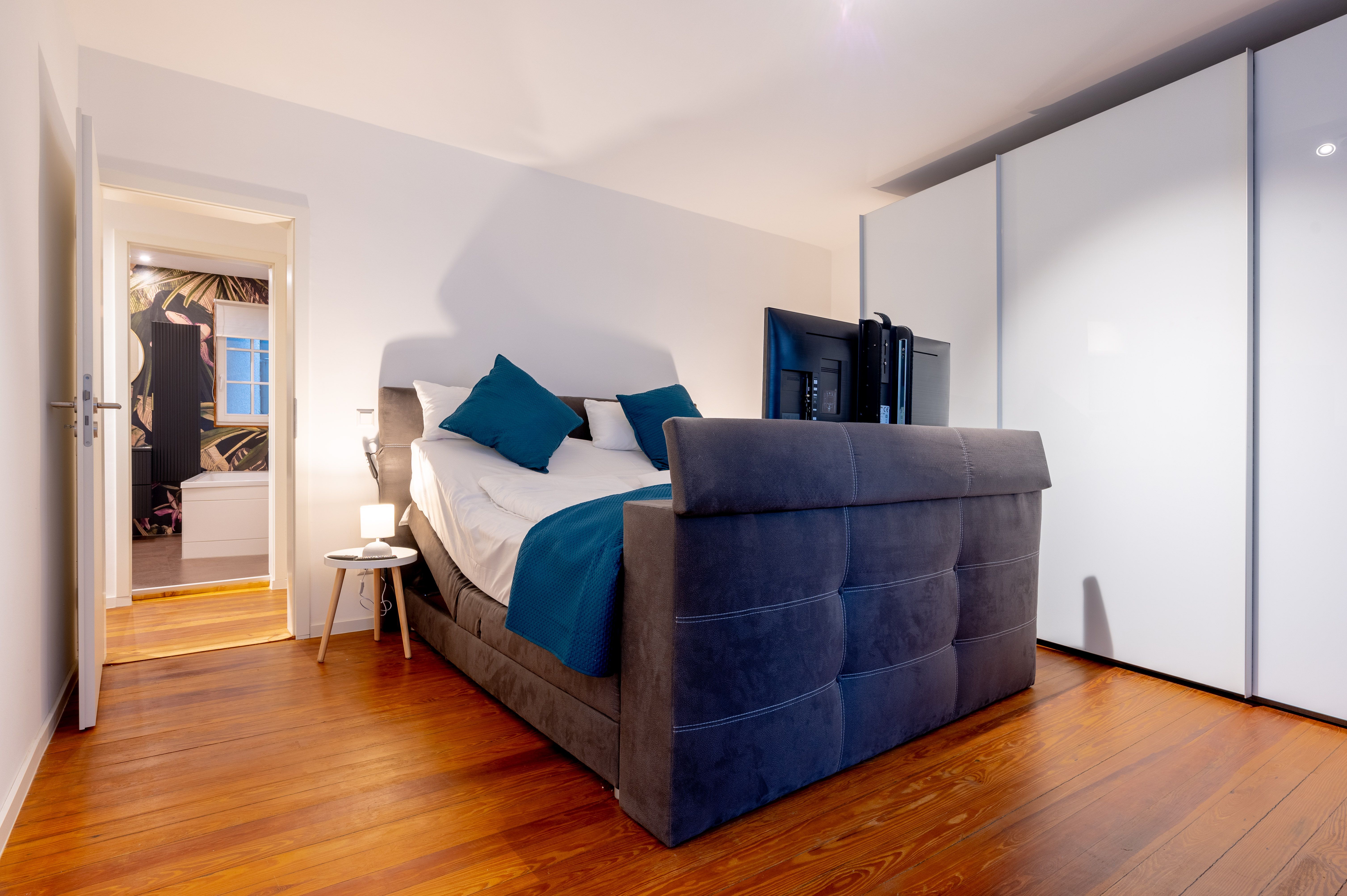LiT LiVING: Luxury - Box Spring - Weinheim - 3 BR - 22