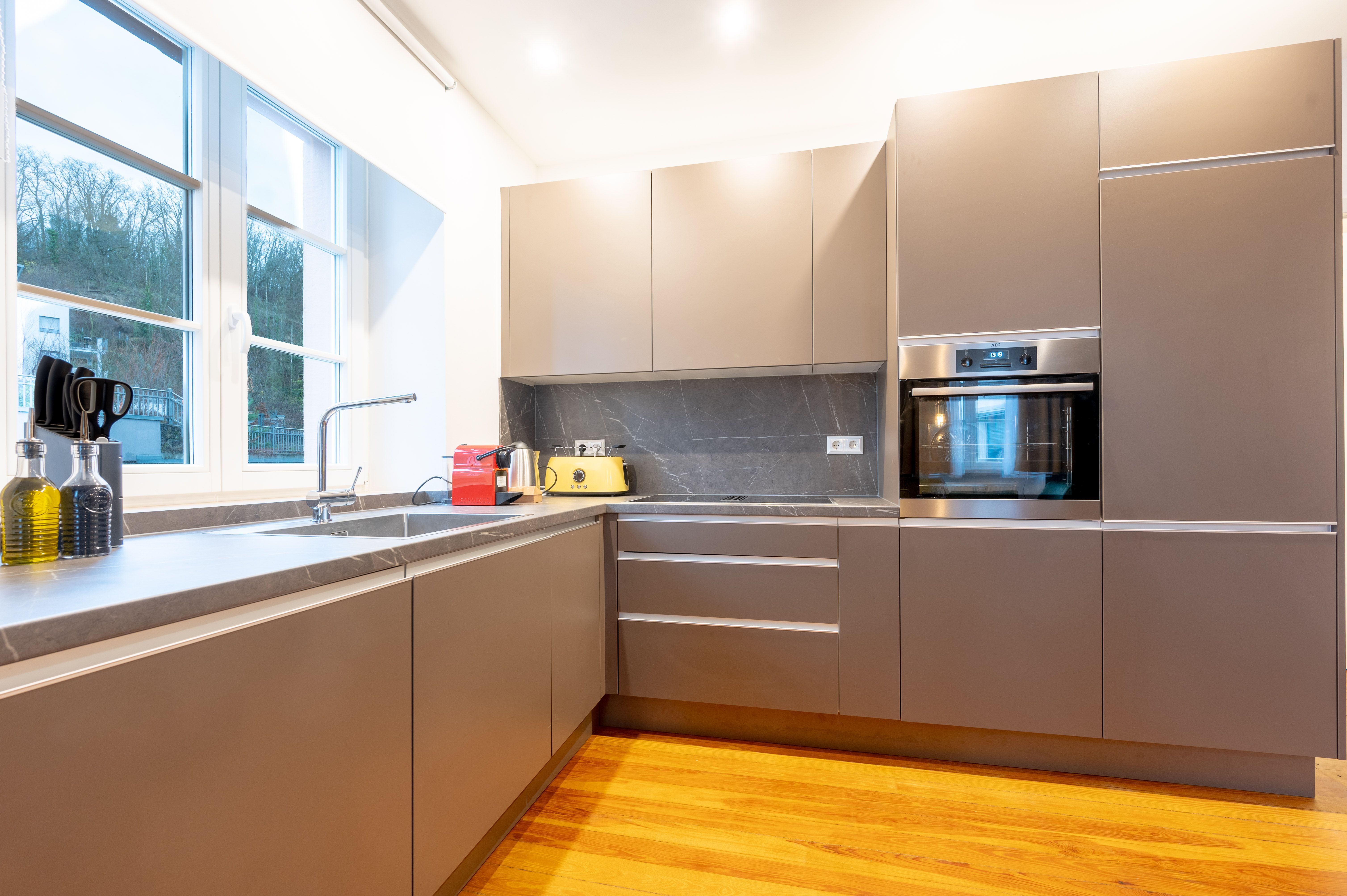 LiT LiVING: Luxury - Box Spring - Weinheim - 3 BR - 13